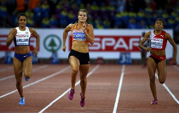 Druhá britka Jodie Williamsová (vlevo) ani Mujinga Kambundjiová ze Švýcarska (vpravo) šampiónce Daphne Schippersové v běhu na 200 metrů nestačily.