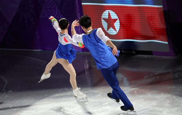 Při exhibici se ukázala také severkorejská sportovní dvojice Rjom Te-ok, Kim Ču-sik.