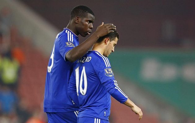 Kurt Zouma (vlevo) chlácholí spoluhráče z Chelsea Edena Hazarda, který v osmifinále Ligového poháru proti Stoke neproměnil pokutový kop.