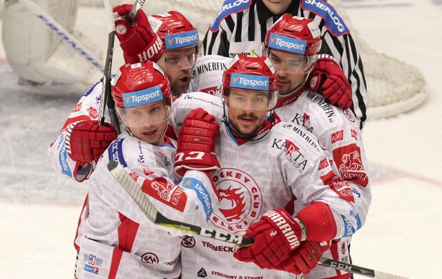 Třinečtí hokejisté se radují z první branky čtvrtfinále play off hokejové extraligy, do chomutovské sítě se trefil Vladimír Dravecký.