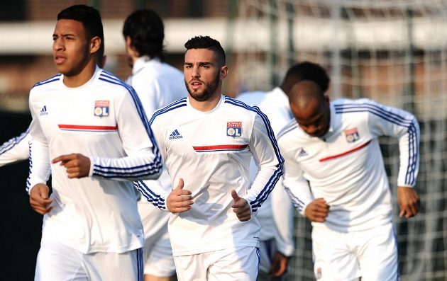 Záložník Lyonu Jordan Ferri (uprostřed) na předzápasovém tréninku před osmifinálovým zápasem s Viktorií Plzeň.