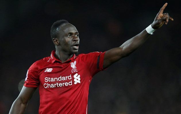 Liverpoolský útočník Sadio Mane slaví gól, který vstřelil v utkání Premier League do sítě Arsenalu.