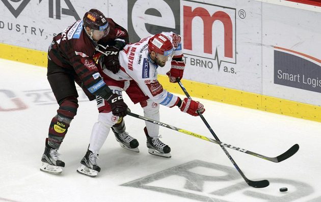 Martin Růžička z Třince a Michal Čajkovský ze Sparty v souboji 17. kola Tipsport extraligy.