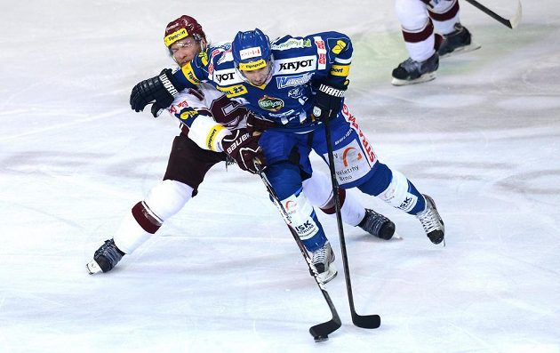 Sparťanský obránce Adam Polášek (vlevo) bojuje o puk s brněnským útočníkem Janem Káňou ve druhém semifinálovém utkání play off extraligy.