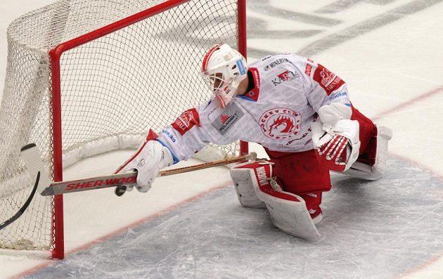 Brankář Třince Peter Hamerlík vyráží puk při obrovské šanci Chomutova během čtvrtfinále play off hokejové extraligy.
