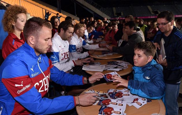 Michal Kadlec a za ním Petr Čech během autogramiády po tréninku české fotbalové reprezentace před přátelským utkáním s USA a utkáním kvalifikace ME s Nizozemskem.
