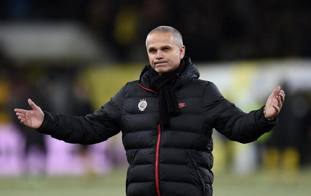 Zklamaný trenér Sparty Vítězslav Lavička na Stade de Suisse ve švýcarském Bernu.