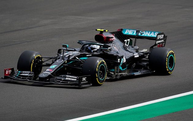 Valtteri Bottas z Mercedesu ovládl kvalifikaci na výroční závod formule 1 v Silverstonu.