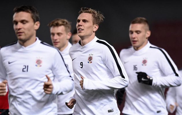 Sparťanský záložník Bořek Dočkal (uprostřed) během tréninku před utkáním základní skupiny Evropské ligy se Slovanem.