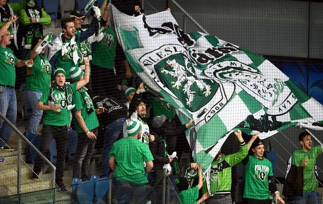 Radost mladoboleslavských fanoušků z úvodní branky zápasu v předkole play off hokejové extraligy na ledě Chomutova. Z trestného střílení ve dvacáté sekundě ji vstřelil Tomáš Hyka.