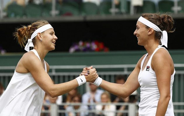 Česká tenistka Lucie Šafářová (vlevo) si podává ruku s Jaroslavou Švedovovou z Kazachstánu po skončení osmifinále Wimbledonu.