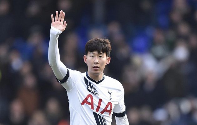 Son Heung Min v dresu Tottenhamu mává fanouškům po vítězném utkání se Sunderlandem.