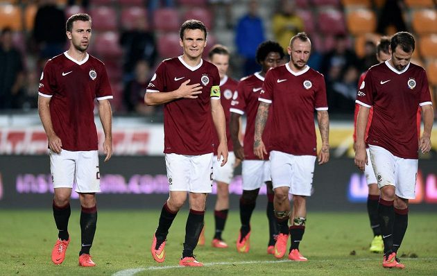 Smutní sparťanští fotbalisté po porážce s Ostravou. Vpředu zleva Josef Hušbauer, David Lafata, Michal Breznaník a Marek Matějovský.