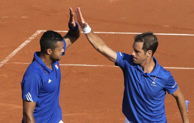 Jo-Wilfried Tsonga a Richard Gasquet (vpravo) slaví semifinálovou výhru Francie nad Českem.