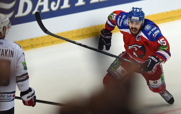 Útočník Lva Praha Justin Azevedo oslavuje rozhodující gól třetího finále KHL proti Magnitogorsku.