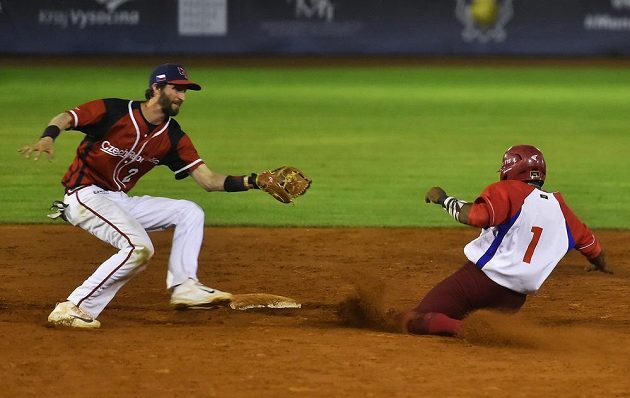 Český reprezentant Tomáš Petr a Jesander Rodriguez z Kuby během utkání softbalového MS.