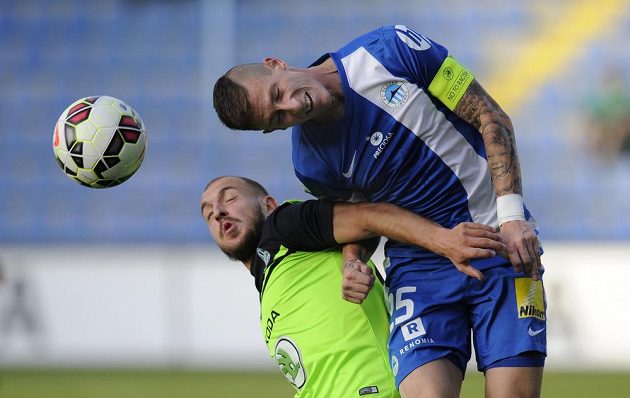 Liberecký obránce Jiří Fleišman (vpravo) a útočník Boleslavi Jiří Skalák v souboji o balón.