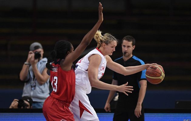 Česká basketbalistka Petra Kulichová (vpravo) si kryje míč před Američankou Nnemkadi Ogwumikeovou.
