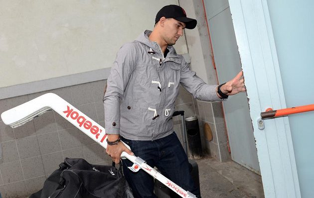 Brankář Jakub Kovář přichází na sraz české hokejové reprezentace v Pardubicích.