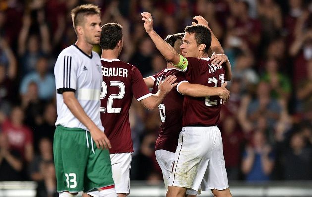 Sparťané Josef Hušbauer a Lukáš Vácha (druhý zprava) se radují z gólu proti Tallinnu, který vstřelil kapitán David Lafata (zcela vpravo). Vlevo je zklamaný záložník Levadie Dragomir Vukobratovič.