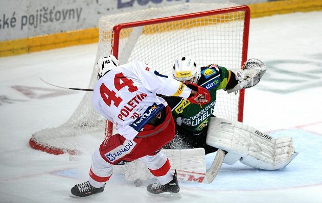 Slávistický útočník Michal Poletín (vlevo) se pokouší přelstít karlovarského brankáře Milana Řehoře v utkání 51. kola Tipsport extraligy.