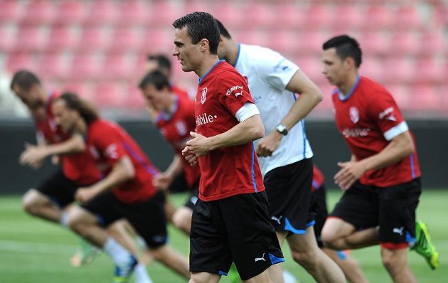 Útočník české fotbalové reprezentace David Lafta (vpředu) během předzápasového tréninku.