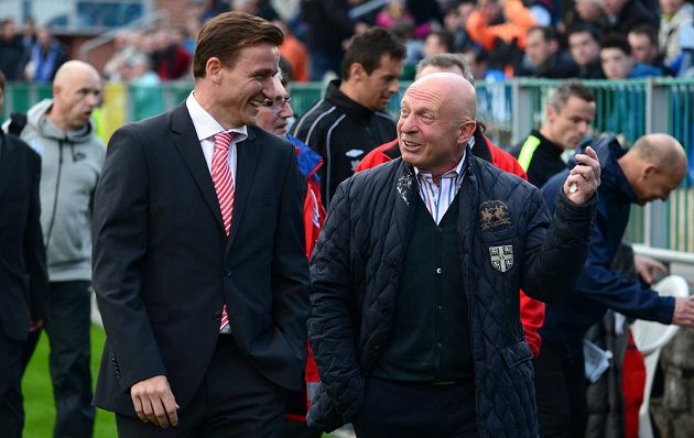 Nový asistent trenéra Slavie Vladimír Šmicer (vlevo) v rozhovoru s mladoboleslavským koučem Karlem Jarolímem.