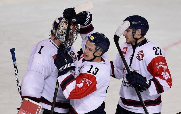 Český útočník Linköpingu Jakub Vrána (uprostřed), brankář Marcus Hogberg a Mattias Sjogren oslavují vítězství v prvním osmifinále LM se Spartou.