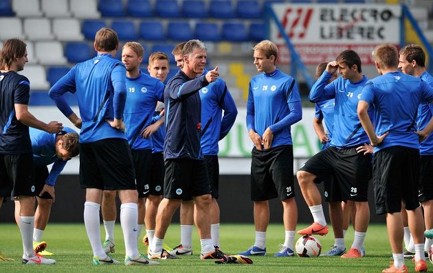 Fotbalisté Liberce trénovali na stadiónu U Nisy před odvetným zápasem play off Evropské ligy s Udinese Calcio. Uprostřed trenér Jaroslav Šilhavý.