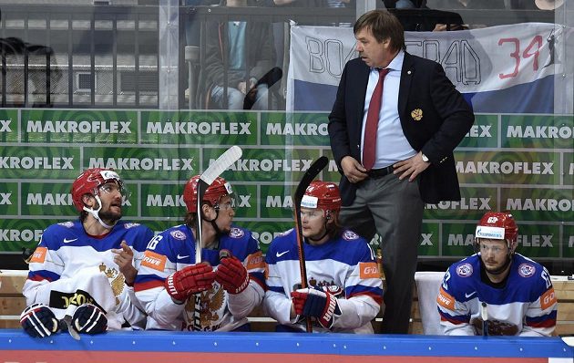 Ruský útočník Alexander Ovečkin a trenér Oleg Znarok během utkání semifinále s USA.