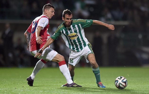Jan Moravec z Bohemians (vpravo) a Jiří Bílek ze Slavie během utkání 8. kola Synot ligy.