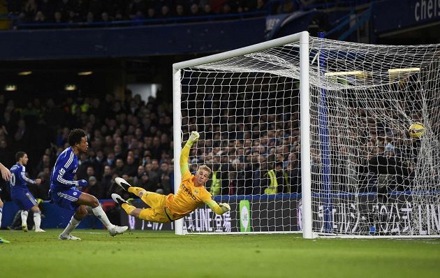 Loïc Rémy překonává brankáře Manchesteru City Harta a střílí vedoucí gól Chelsea.