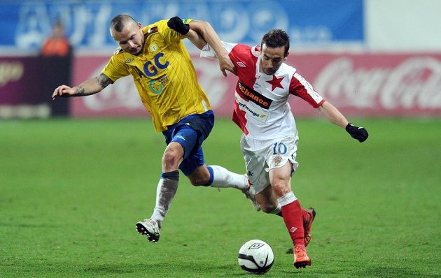Obránce Teplic Tomáš Vondrášek (vlevo) v souboji s Damienem Boudjemaaou ze Slavie Praha.
