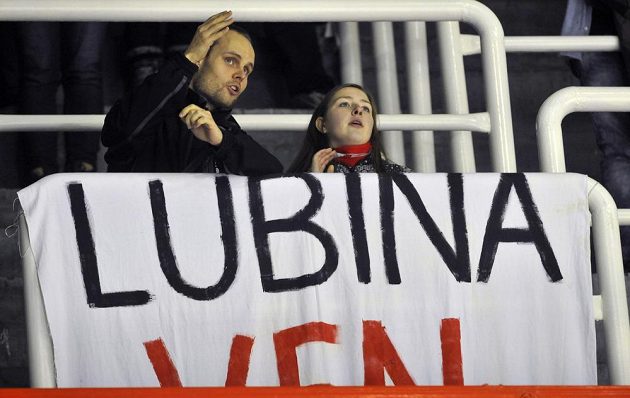 Slávističtí fanoušci žádali v Olomouci prostřednictvím transparentu odchod trenéra Ladislava Lubiny.