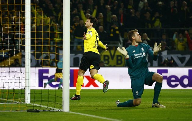 Stoper Borussie Mats Hummels se postaral o vyrovnání, Dortmund nakonec plichtil s Liverpoolem v úvodním čtvrtfinále Evropské ligy 1:1.