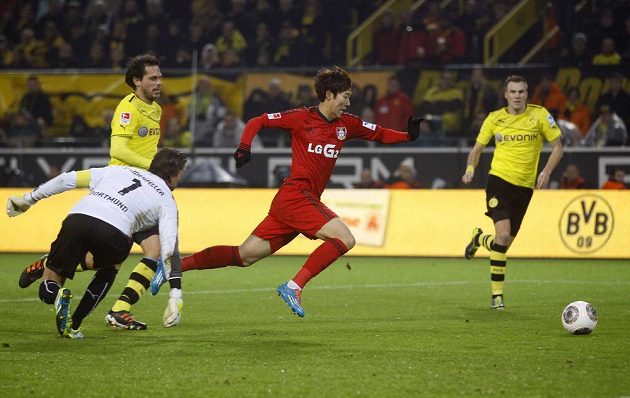 Heung Min Son z Bayeru Leverkusen (v červeném) skóruje v utkání proti Borussii Dortmund.