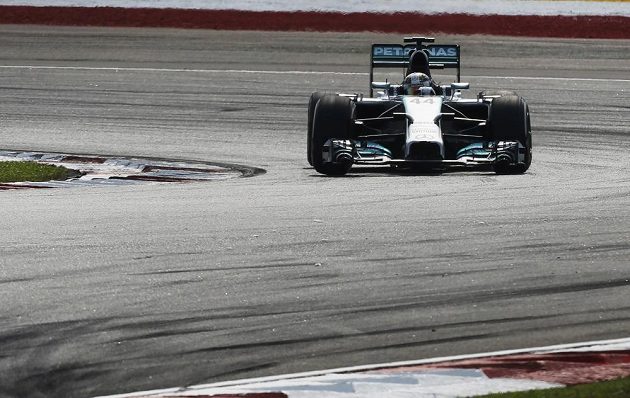 Britský pilot Mercedesu Lewis Hamilton se držel v Sepangu od startu na prvním místě.