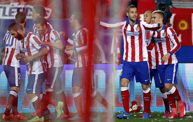 Záložník Atlétika Madrid Mario Suárez (třetí zprava) slaví se spoluhráči gól proti Leverkusenu v odvetném osmifinálovém zápase Ligy mistrů.