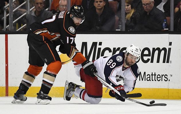 Hokejista Sam Gagner (89) z Columbusu bojuje o puk s Ryanem Keslerem (17) z Anaheimu.