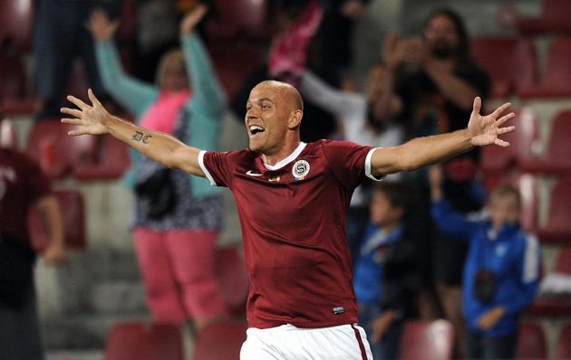 Roman Bednář oslavuje svůj druhý gól během utkání 6. kola Gambrinus ligy mezi Spartou a Příbramí.