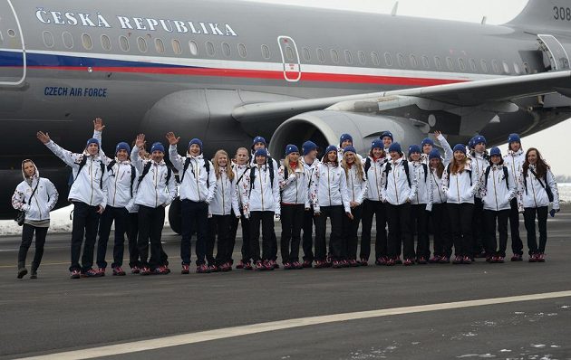 První část české olympijské výpravy před odletem do Soči na Zimní olympijské hry dne 30. ledna 2014 na kbelském letišti.