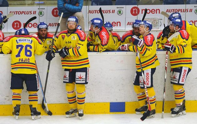 Skleslá nálada na českobudějovické střídačce. Motor po výprasku v Chomutově ztratil naděje na postup do extraligy.