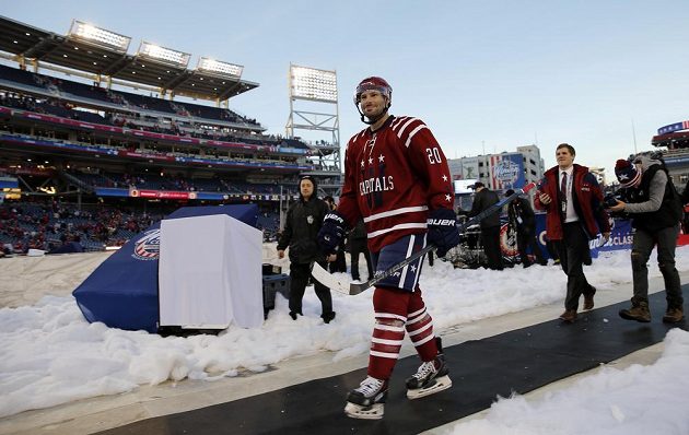 Washingtonský hrdina Troy Brouwer (20) kráčí z arény po Winter Classic 2015 s Chicagem.