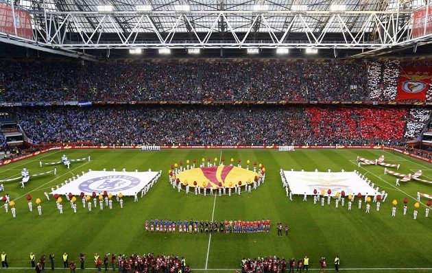 Slavnostní nástup fotbalistů Benfiky a Chelsea před finále Evropské ligy v Amsterdamu.