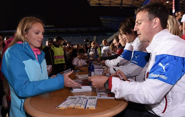 Beachvolejbalistka Kristýna Kolocová a Vladimír Darida během autogramiády české fotbalové reprezentace.