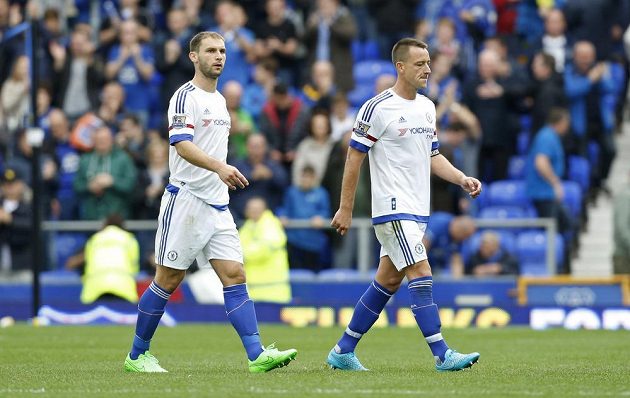 Zklamaní hráči Chelsea zleva Branislav Ivanovič a John Terry opouštění trávník v Goodison Parku.