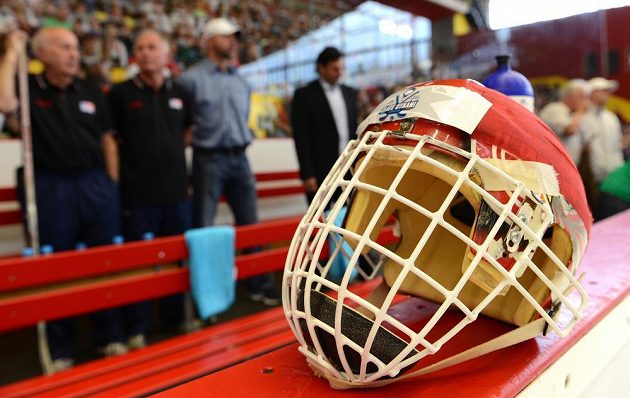 Brankářská maska Dominika Haška během vzpomínkové exhibice na Ivana Hlinku v Jihlavě.