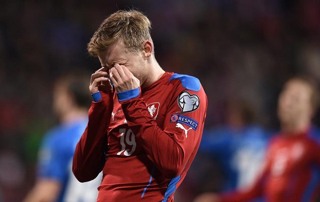 Ćeský fotbalový reprezentant Ladislav Krejčí během kvalifikačního utkání proti Islandu.