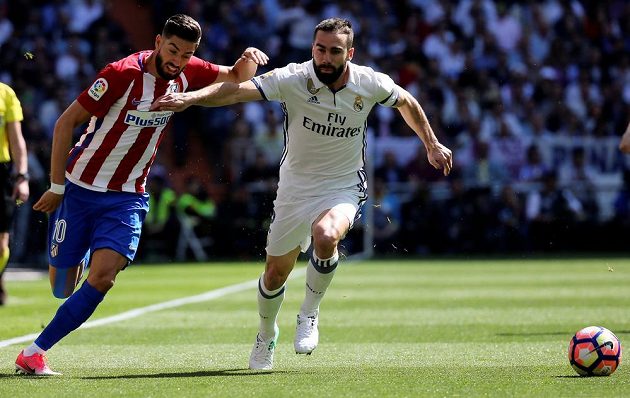 Bitva o Španělsko, zápas Real Madrid - Atletico Madrid. Hráč Bílého baletu Dani Carvajal v souboji Yannickem Ferreirou-Carrascem (vlevo).