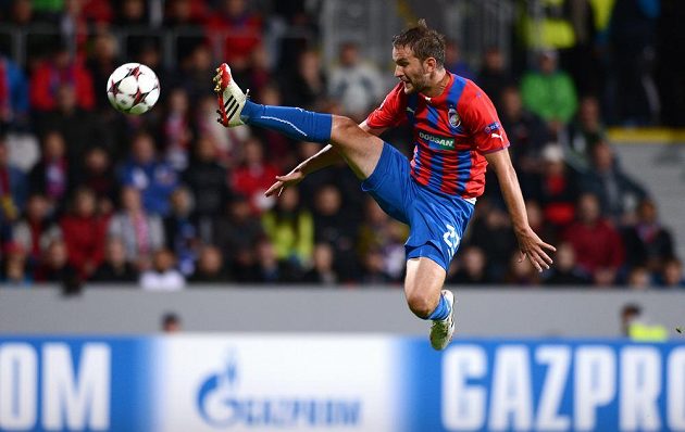 Plzeňský Marek Bakoš v utkání základní skupiny Ligy mistrů s Manchesterem City.